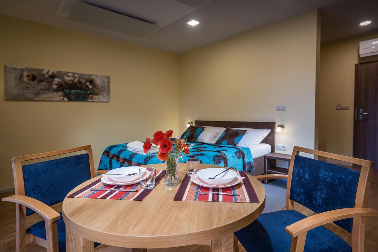 Apartmanovy Dom Krivan Bešeňová Exteriör bild