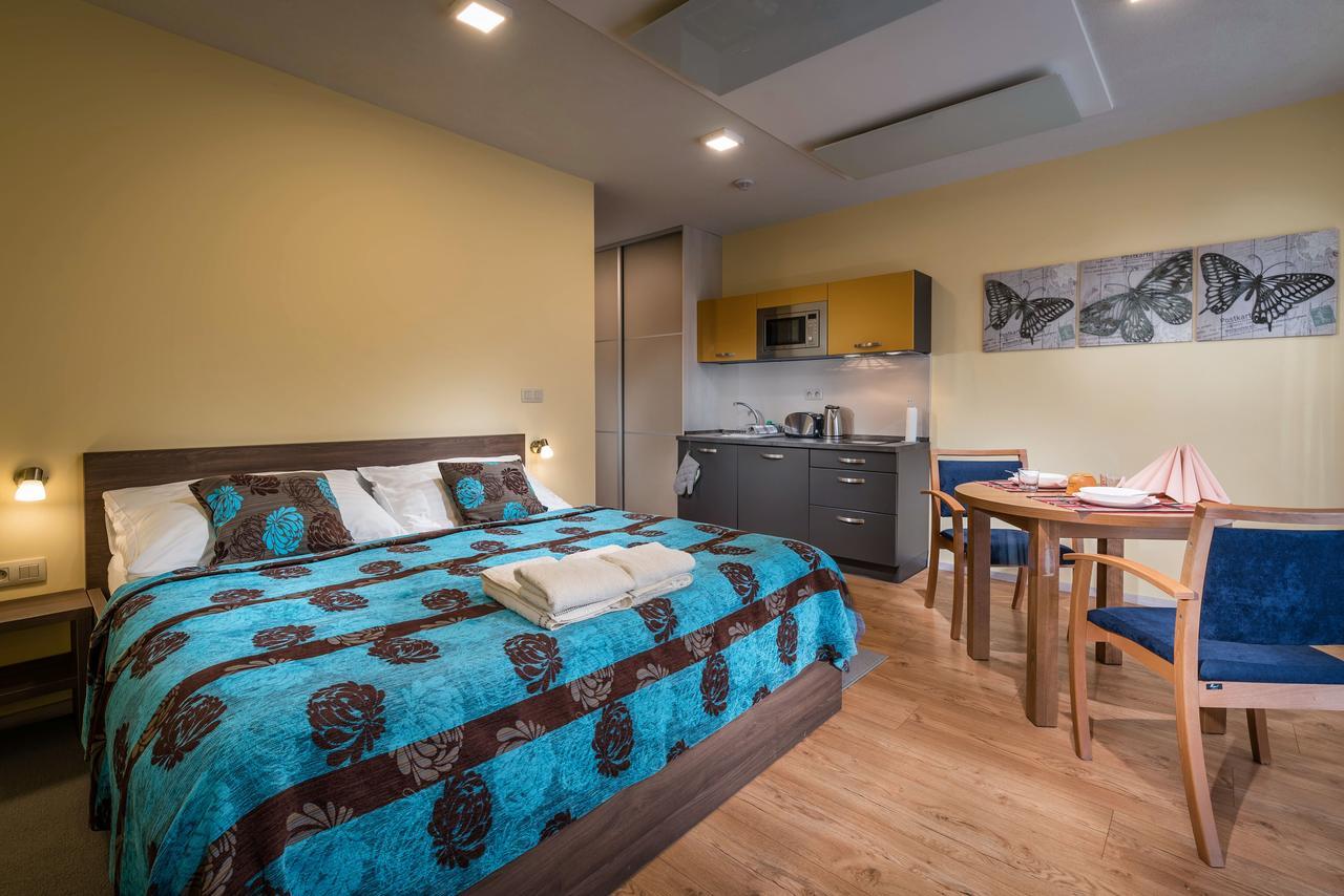 Apartmanovy Dom Krivan Bešeňová Exteriör bild